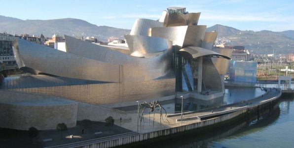 Prédio do museu Guggeinheim em Bilbao, Espanha.